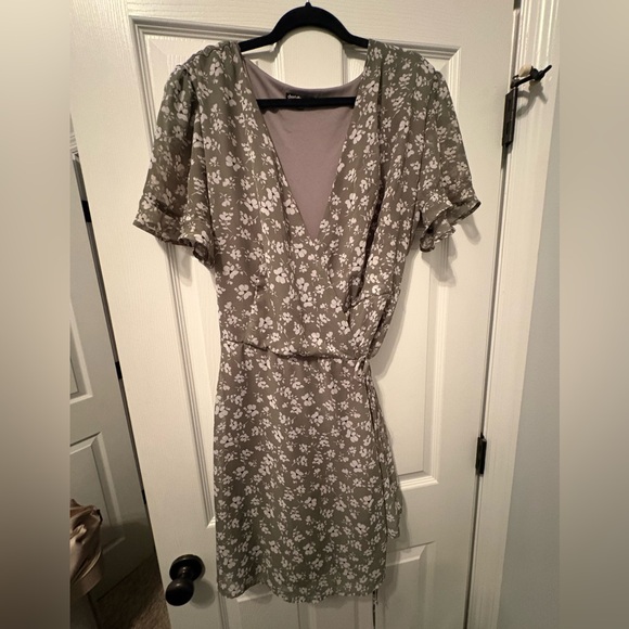 Gorgeous Olive Floral Wrap Dress 2x - Picture 3 of 7